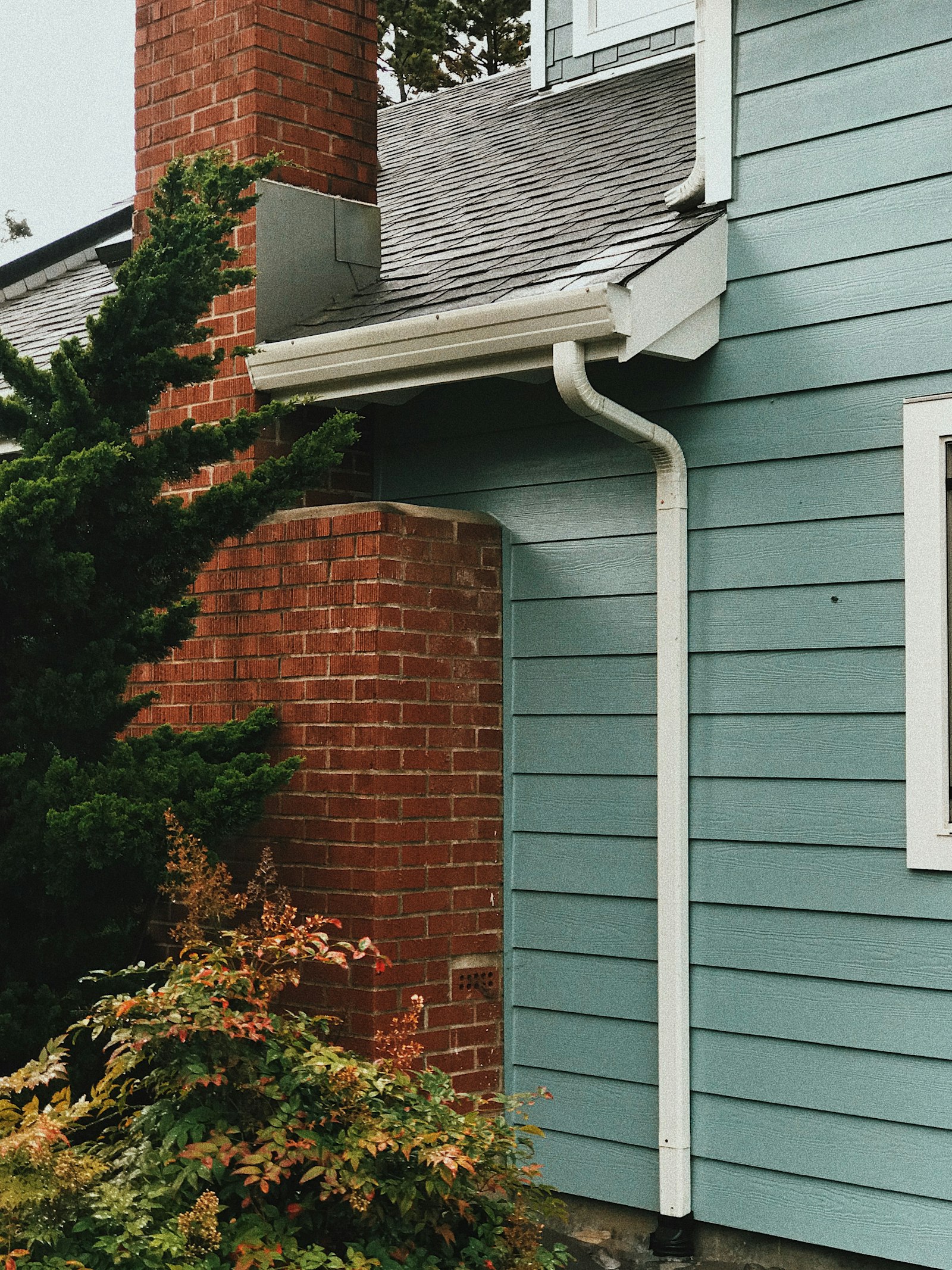 Exterior of a home with newly installed vinyl siding, soffit, fascia, and trim by Koka Brothers Construction.